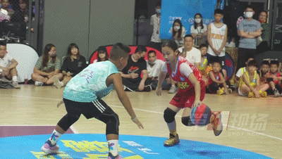 深圳9岁“篮球女孩”火出圈，简直不要太！飒！了(女孩篮球)