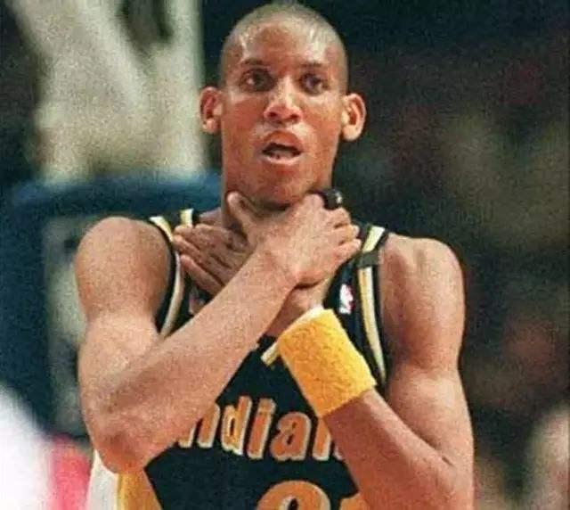 10图看NBA嚣张的庆祝动作：米勒双手扼喉，乔丹摊手动作太霸气(霸气篮球)