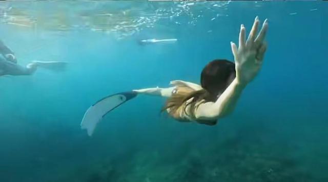 霍思燕穿泳装水下潜泳，身体柔软四肢纤细，姿势优美宛如美人鱼(游泳录像)