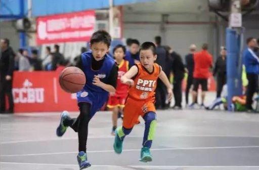 看完这些孩子打球，谁还敢说中国篮球没希望！(孩子打篮球)