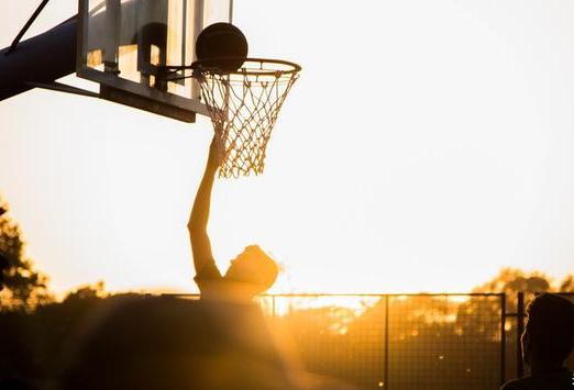 孩子打篮球可以长高，但你知道正确的玩法吗？(孩子打篮球)