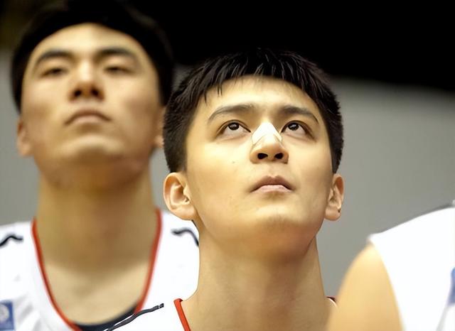 东北体育生身高195的杨鸣年轻时和篮球生一起居然显得有点矮小(篮球生)