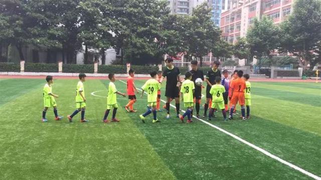 以足球为媒，点亮孩子们的梦想，武汉这所小学让校园足球陪伴孩子成长(小孩足球)