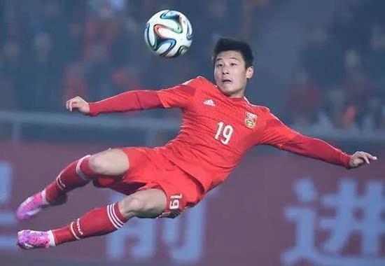 中国五位实力足球运动员(中国足球球员)