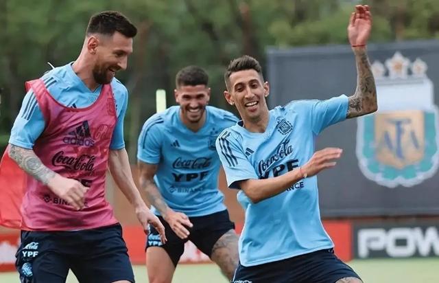 全乱了！阿根廷队变天，3位功勋或退队，2026世界杯头号热门出炉(阿根廷 足球)