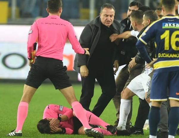 土超裁判遭围殴，土耳其足协宣布无限期暂停一切足球比赛(今日足球比赛)