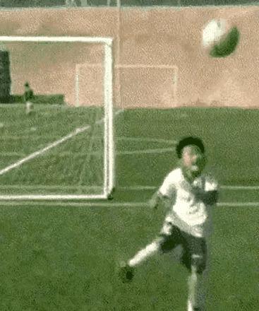 这孩子八成是要和足球无缘了，每一次都完美地避开了足球的运行轨(足球小孩)