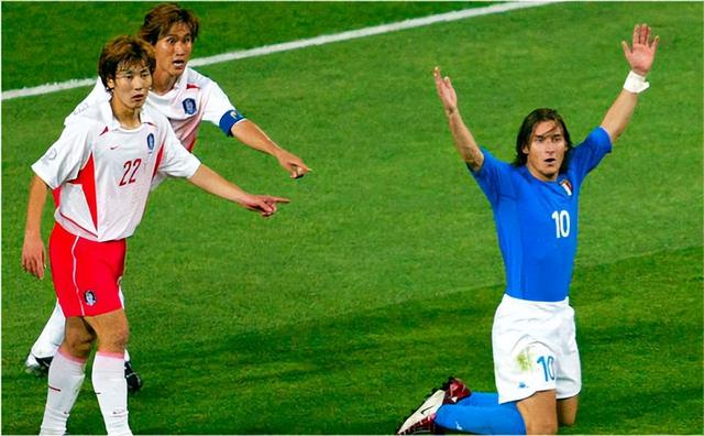 足球史上最黑暗比赛，2002世界杯韩国对战意大利，出现世纪大黑哨(2002世界杯)