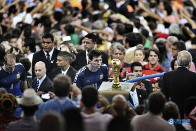 「世界杯名场面」2014年世界杯，梅西凝视大力神杯(2014年世界杯)