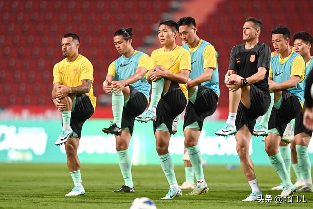官宣：中国男足26人新名单，放弃1米9锋霸，仅剩1个月=亚洲杯首秀(中国足球名单)