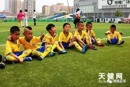 「维维足球教程」如何正确开展幼儿足球训练(幼儿足球训练)