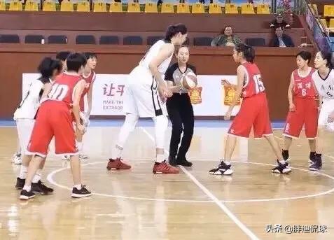 12岁山东“女姚明”，身高已达2.21米，已接受训练7年，未来可期(女孩篮球)