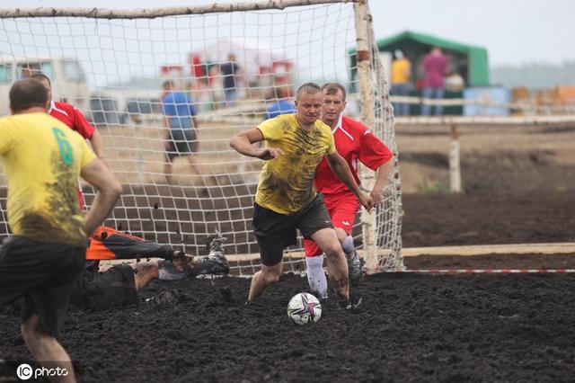 全身都是泥！白俄罗斯举行趣味沼泽足球赛(泥足球)