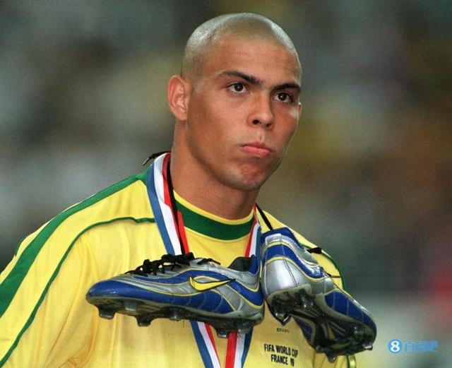 「世界杯名场面」1998年世界杯，脖子上挂着球鞋的大罗(98年世界杯)