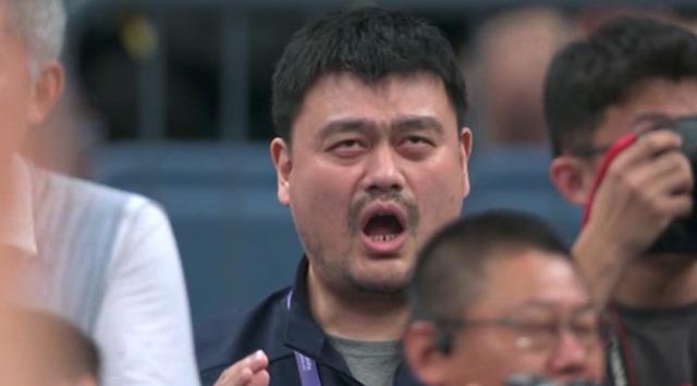 韩国男篮输球输人，锁喉杜润旺夹臂赵继伟，教练露出笑容让人愤怒(韩国篮球)