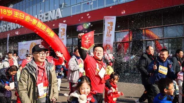 一份奋斗与团结的豪礼——上海海港队捐款支持年轻足球梦想(支持足球)