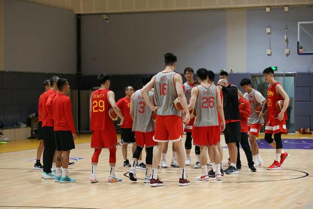 中国男篮球员基本信息：平均身高202.1cm 平均年龄24.75岁(中国篮球员)