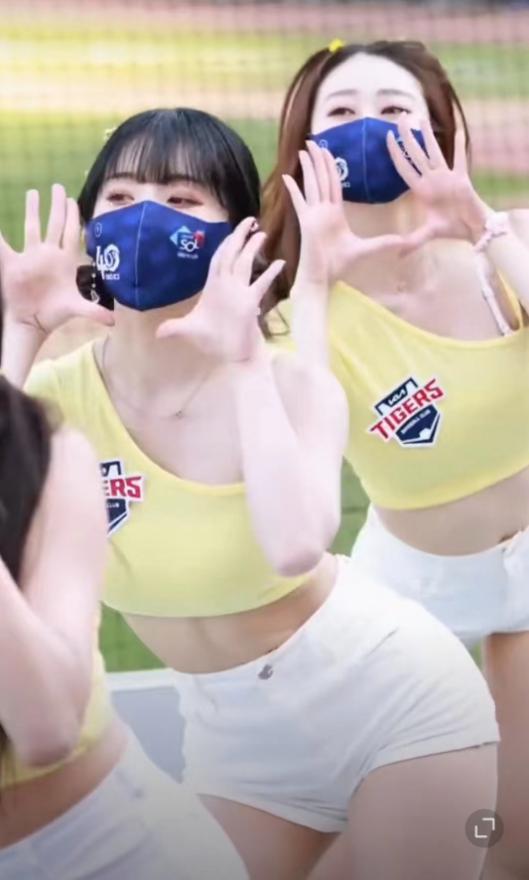 世界杯韩国啦啦队靠美貌为国长脸！队长穿露脐装跳热舞，身材超辣(足球啦啦队)