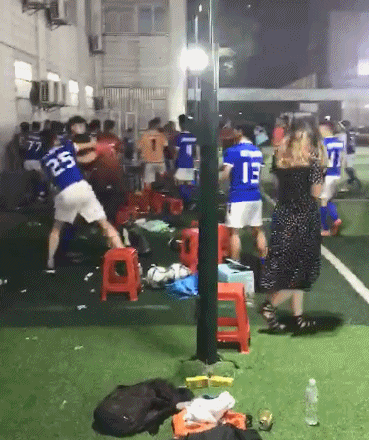 这就是中国足球！业余比赛疯狂群殴 动作都是限制级(业余足球比赛)