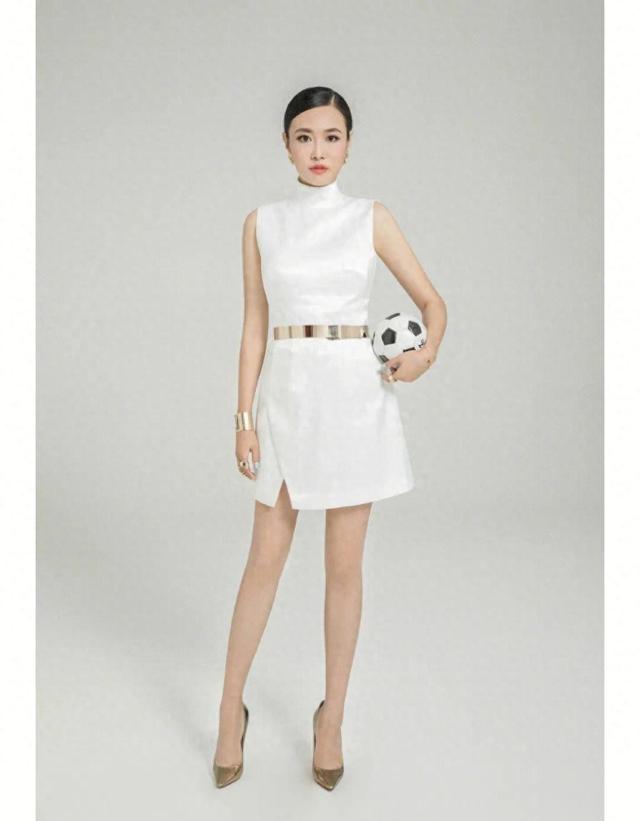 央视“第一美腿”女主持人王曦梁，被评为中国第一足球女主播(足球主持人)