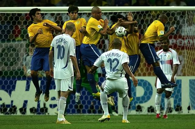 世界杯巴西被谁淘汰了？2006起，桑巴足球患上“恐欧症”(足球桑巴)