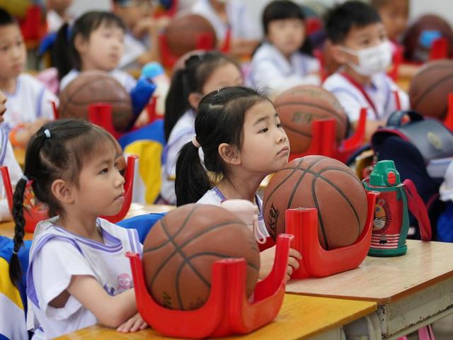 一所校园篮球特色学校的“心跳”(篮球学校.)