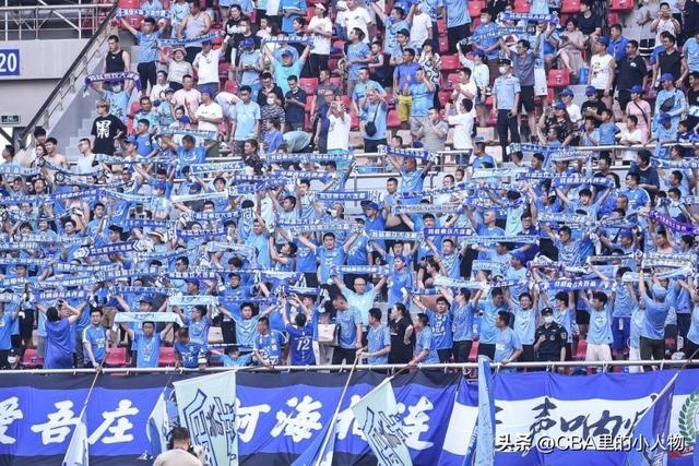 大连足球退出中国足坛，主力阵容11人被豪强瓜分，北京打包双子星(大连足球)