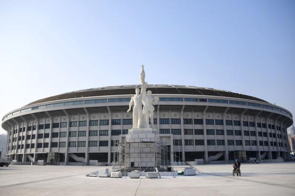 北京首座国际标准专业足球场“新工体”竣工(北京足球场)
