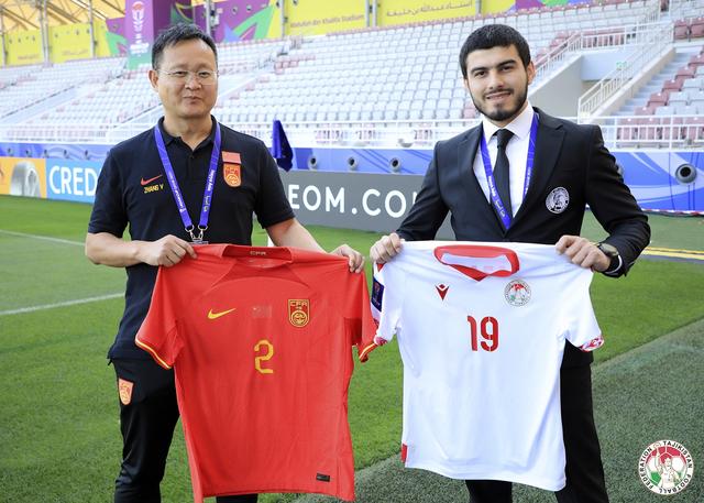 官方：中国男足将身披红色球衣迎战塔吉克斯坦，后者穿白色(官方足球)