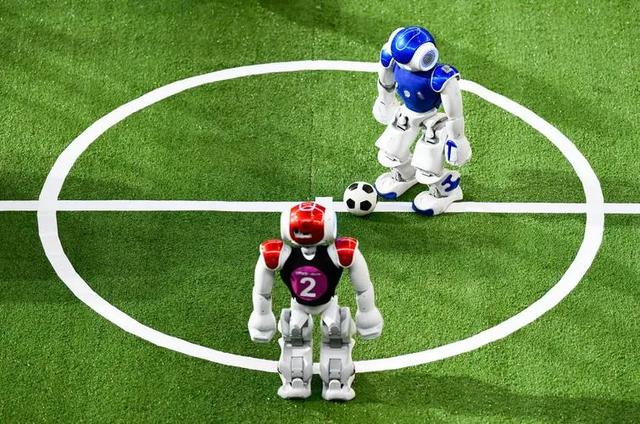 机器人踢足球？上演科幻一幕，与人相比机器人性能如何(机器人足球)