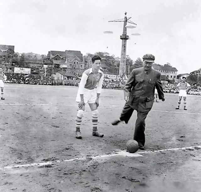 50年代，贺龙足球赛“开球”时，一张罕见的镜头，老帅的足球情(足球镜头)