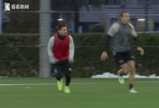 梅西在日本参训视频公开：笑容满面 健步如飞(踢足球的视频)