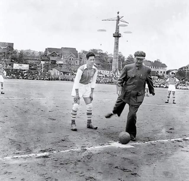 50年代，贺龙足球赛“开球”时，一张罕见的镜头，老帅的足球情怀(足球员帅)
