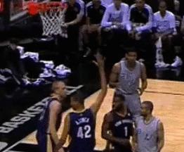 NBA赛场十大搞笑瞬间：詹姆斯左手盖自己右手，麦基给对手发球(nba搞笑球员)