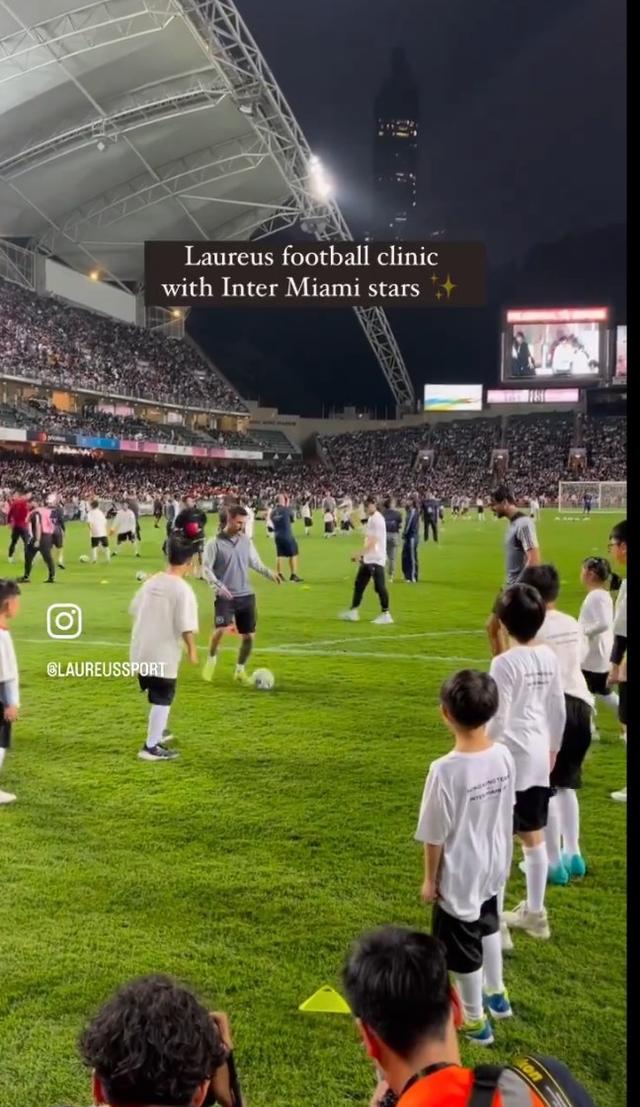 劳伦斯官方晒小球员与梅西一起踢球视频：向最优秀的球员学习(球员踢足球)