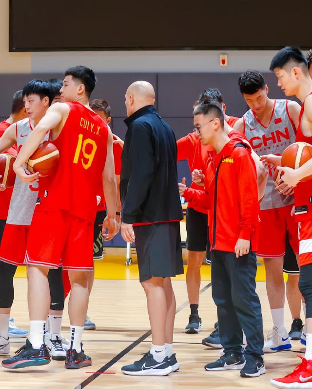 中国男篮首发阵容又有新变化，还是双后卫，一个首发谁也没想到(篮球双)