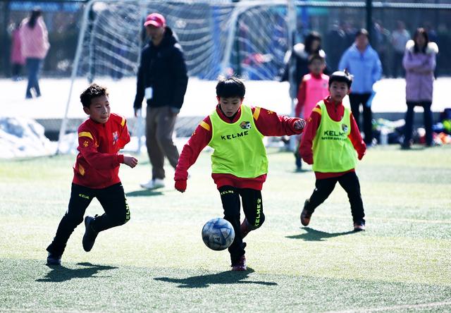 太原汾河景区体育长廊足球场，一群少年儿童正在进行激烈的足球比赛(太原足球)