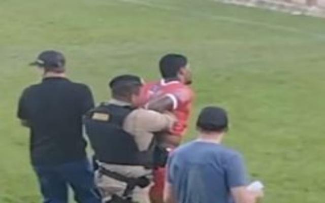 巴西足坛惊人一幕：警察冲进球场逮捕门将，因其是被通缉的毒贩(踢足球被)