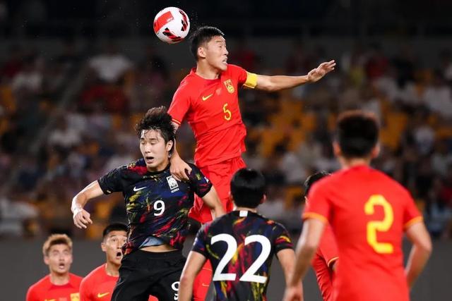 中国男足0-2韩国，赛后揪出三大水货，两大主力爆发内讧(足球中国韩国)