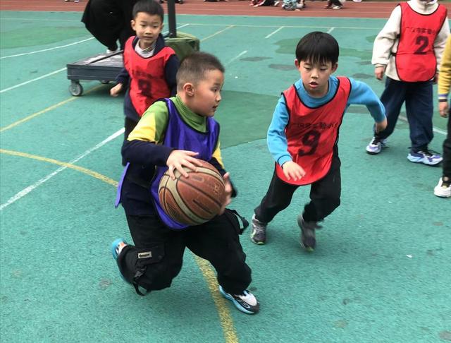 广汉实小：校园篮球联赛2024赛季鸣哨开赛(小学篮球比赛)