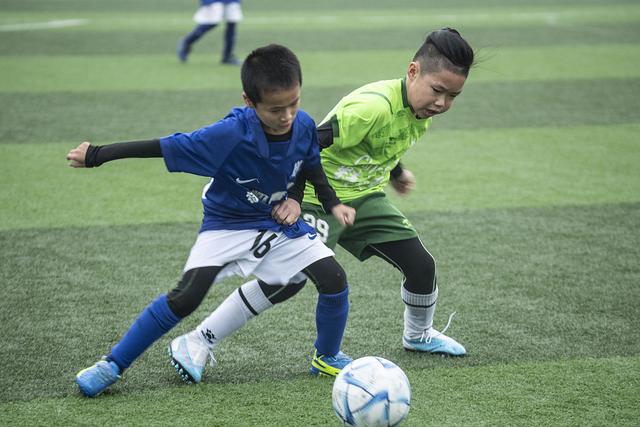 多所高校新增“足球运动”专业：让踢球的孩子和家长安心(孩子踢足球)