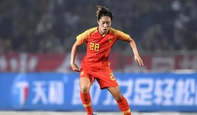 中国女足球员唐佳丽：穿越中西足球文化，探寻背后真相(穿越足球)
