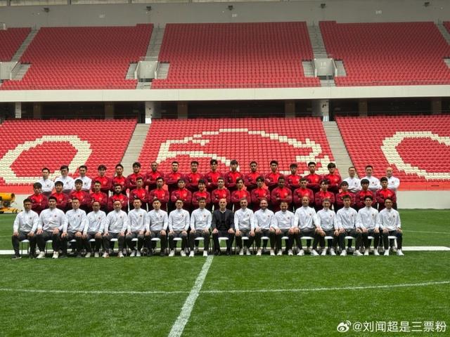 上港海港队拍摄新赛季全家福，31名球员参加\\u0026奥斯卡、武磊C位(球员照片)