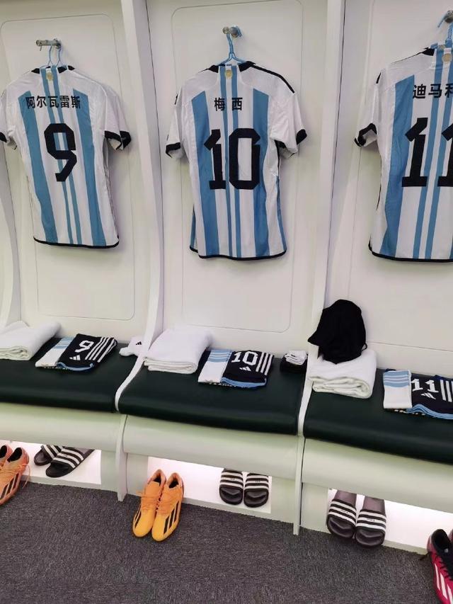 真丶10号梅西！阿根廷今晚身穿球衣，球员名字均为中文(阿根廷11号球员是谁)