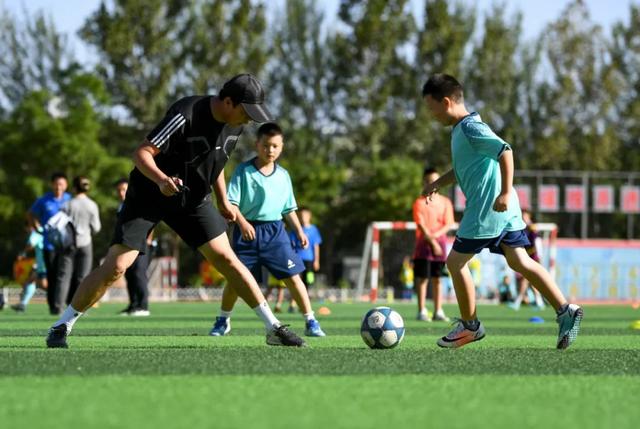 评论丨足球运动成本科专业，能让中国足球强起来吗？(足球评论)