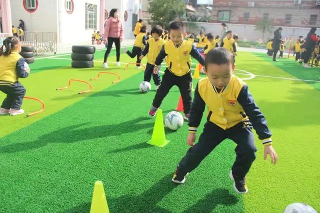 少年中国｜足球之乡示范“从娃娃抓起”：幼儿足球的小游戏和大道理(幼儿足球训练)