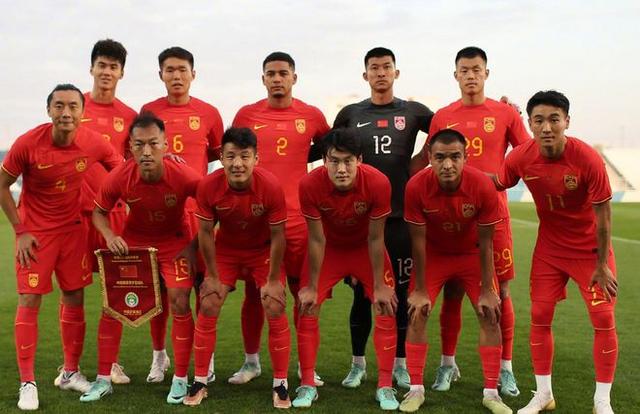中国足球的未来到底在哪儿？足球需要从娃娃抓起(足球娃娃)