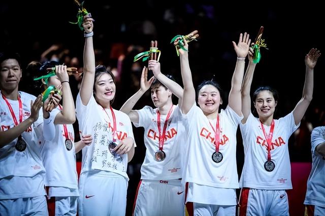 中国女篮再创历史荣获世界杯亚军，其中7人来自国内同一家俱乐部(女篮世界杯)