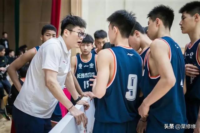 一批优秀新帅崛起，咱们中国高中篮球终于不缺好教练了(高中篮球)