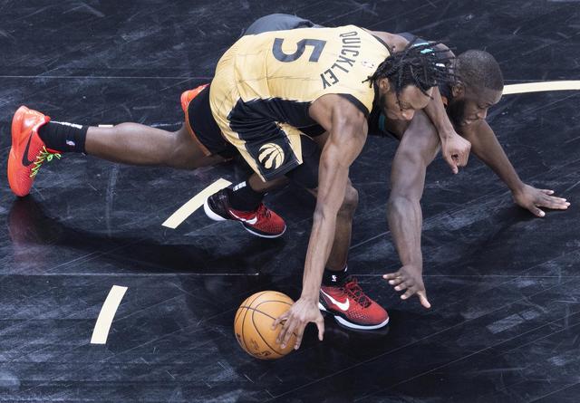（体育）篮球——NBA常规赛：猛龙胜奇才(篮球照片)